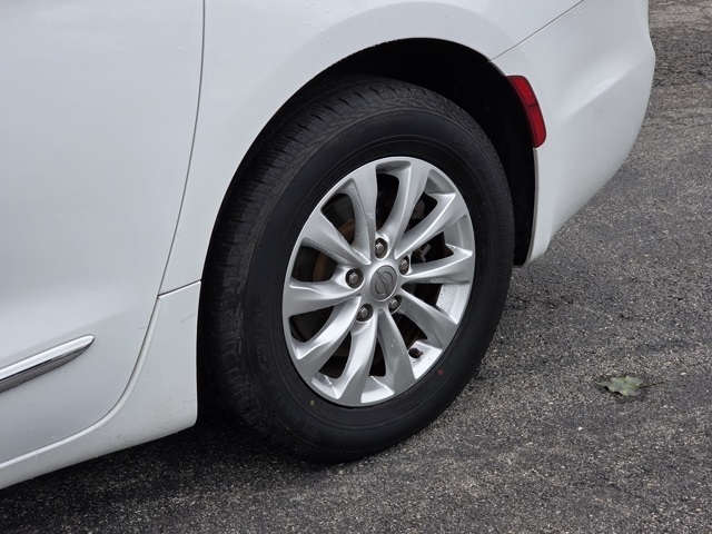 2018 Chrysler Pacifica Touring L photo 10