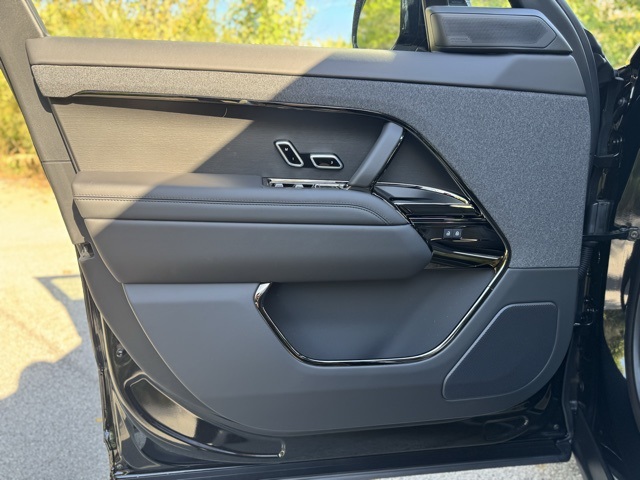 2025 Land Rover Range Rover Sport SE photo 8
