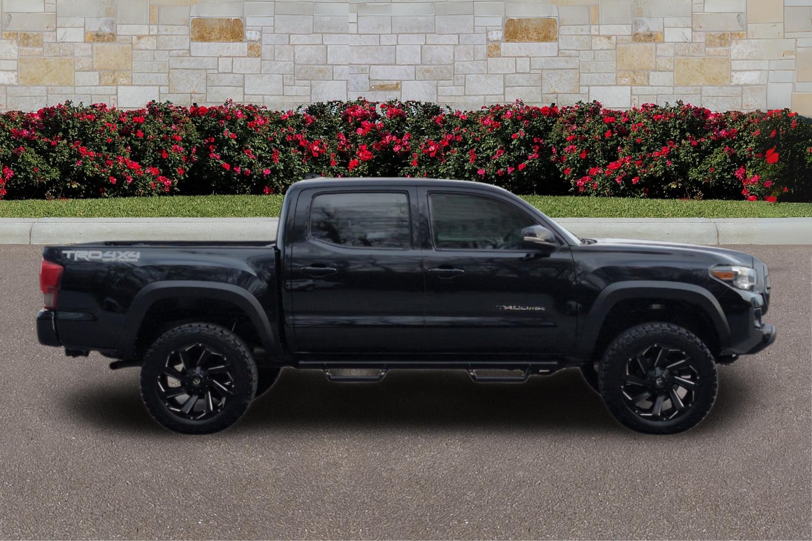 2017 Toyota Tacoma TRD Off-Road photo 2