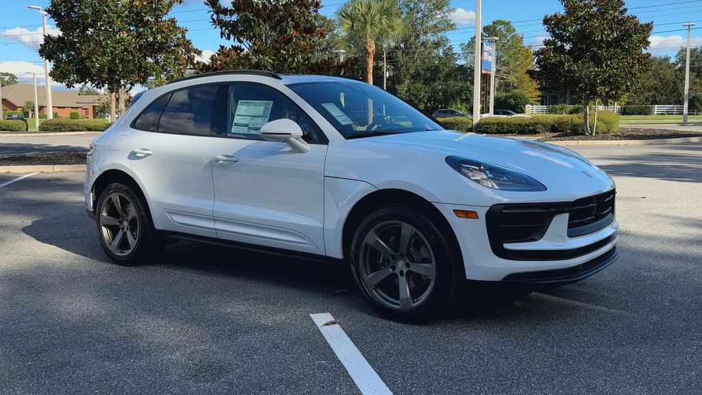 2026 Porsche Macan Base photo 2