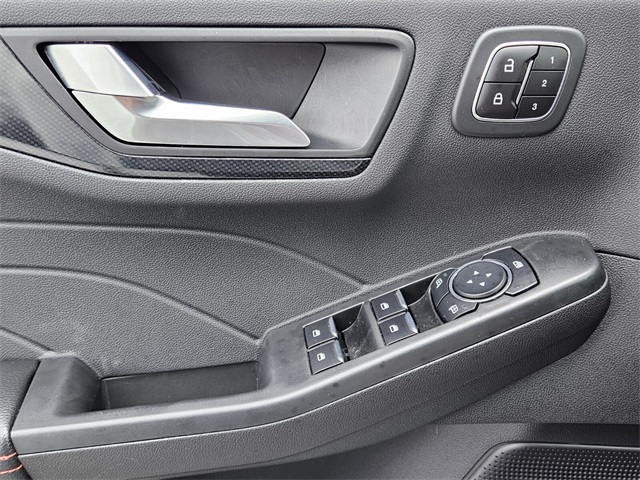 2023 Ford Escape ST-Line Select photo 32