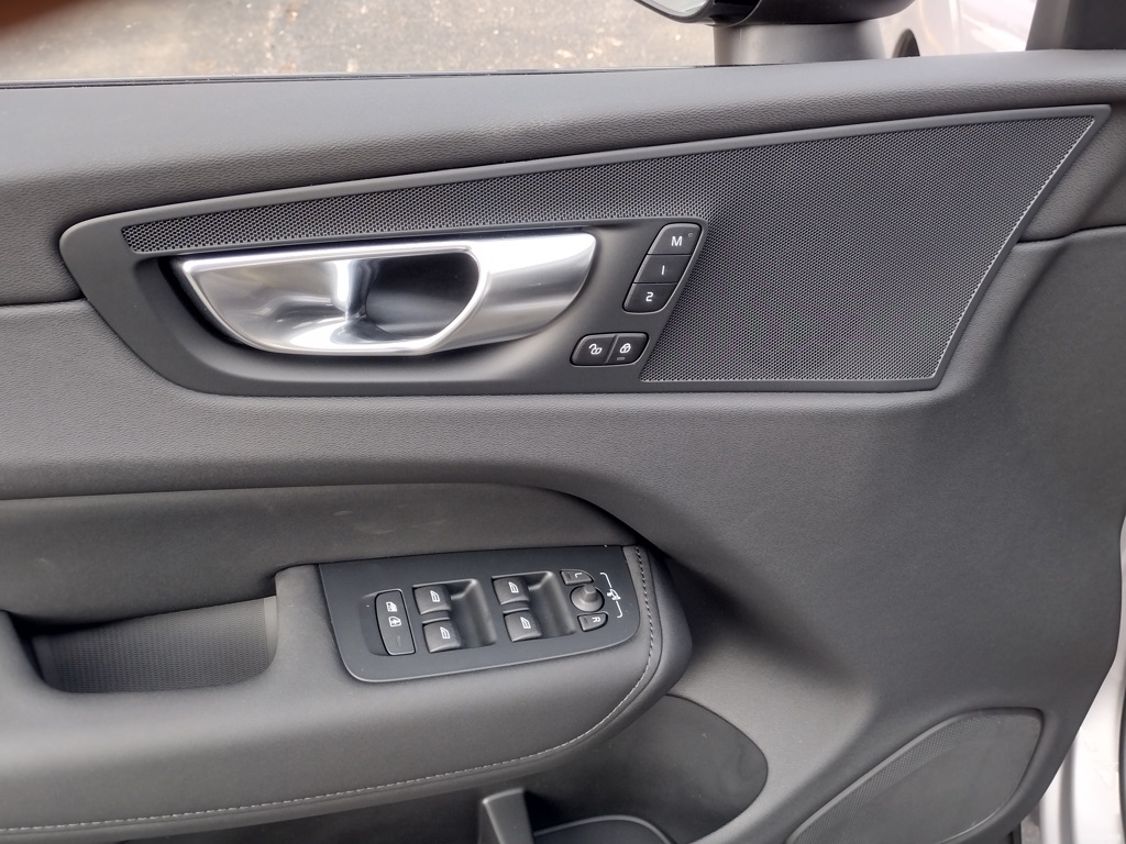 2026 VOLVO XC60 - Image 9