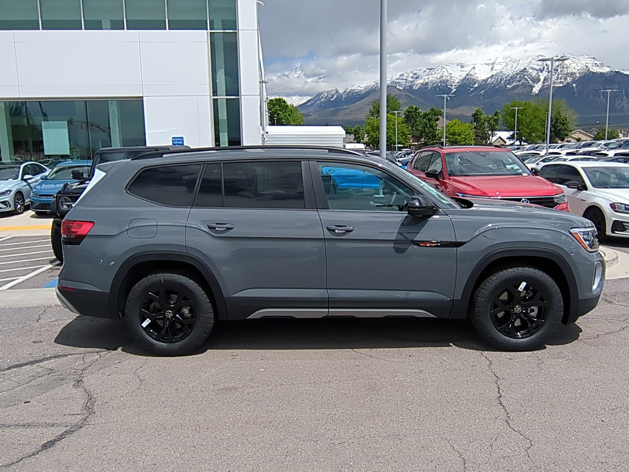 2025 Volkswagen Atlas Peak Edition SE photo 2