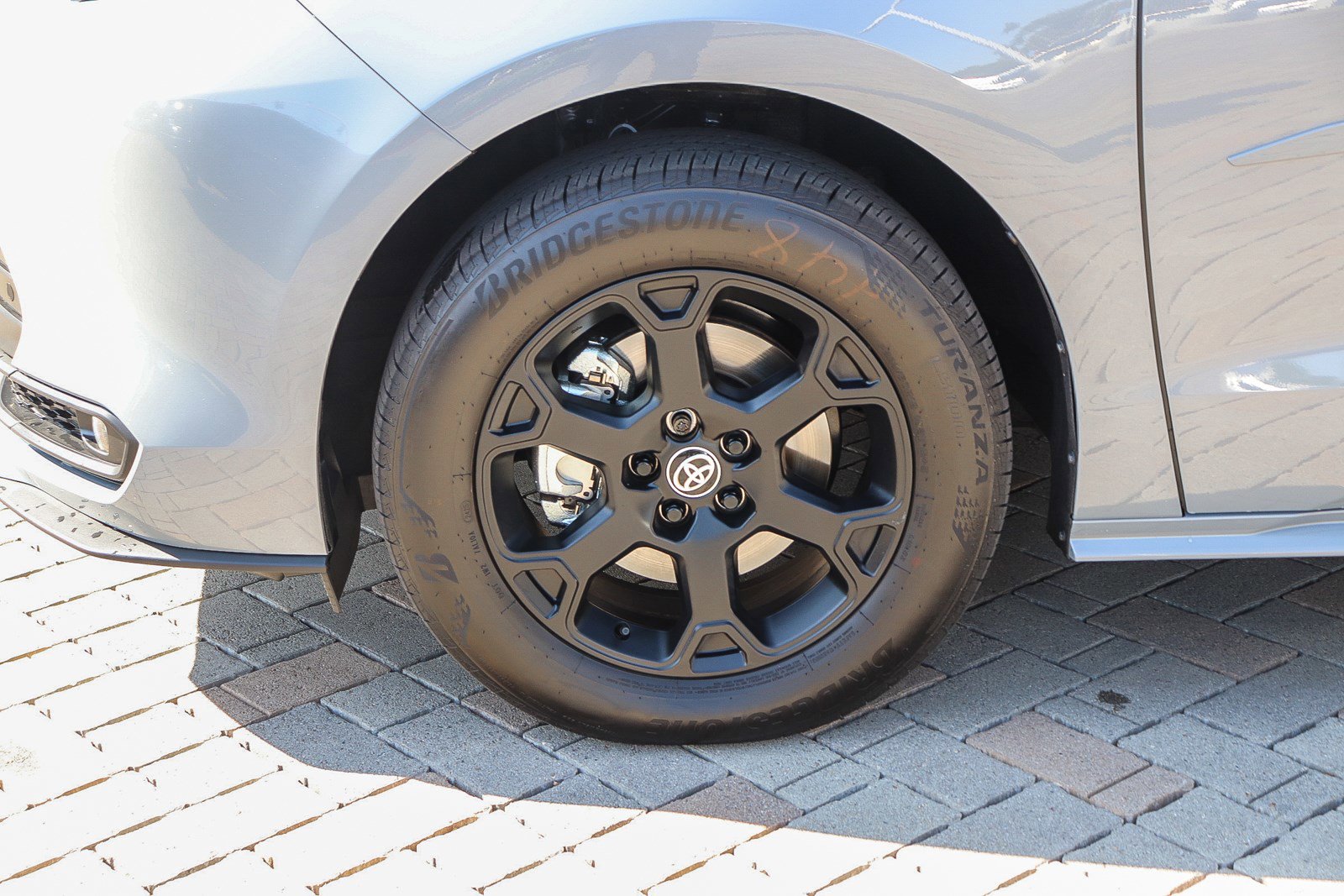 2025 Toyota Sienna Woodland Edition photo 11