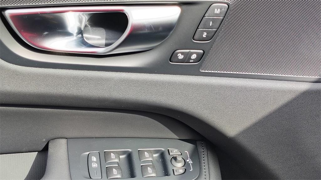2026 Volvo XC60 B5 Plus photo 8