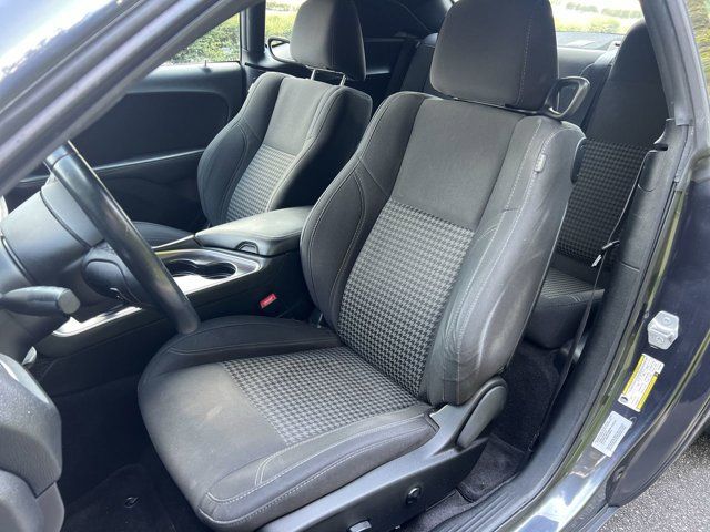 2016 Dodge Challenger SXT photo 2