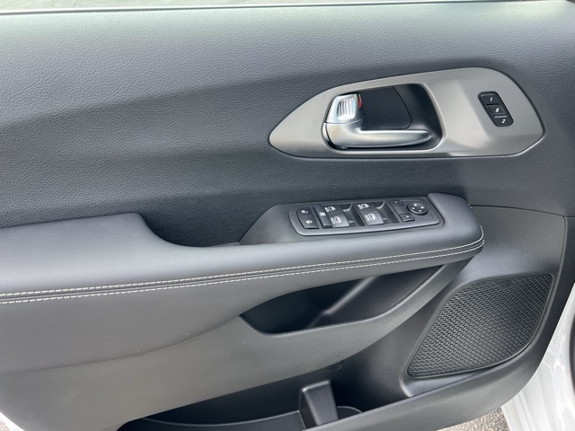 2026 Chrysler Pacifica photo 6