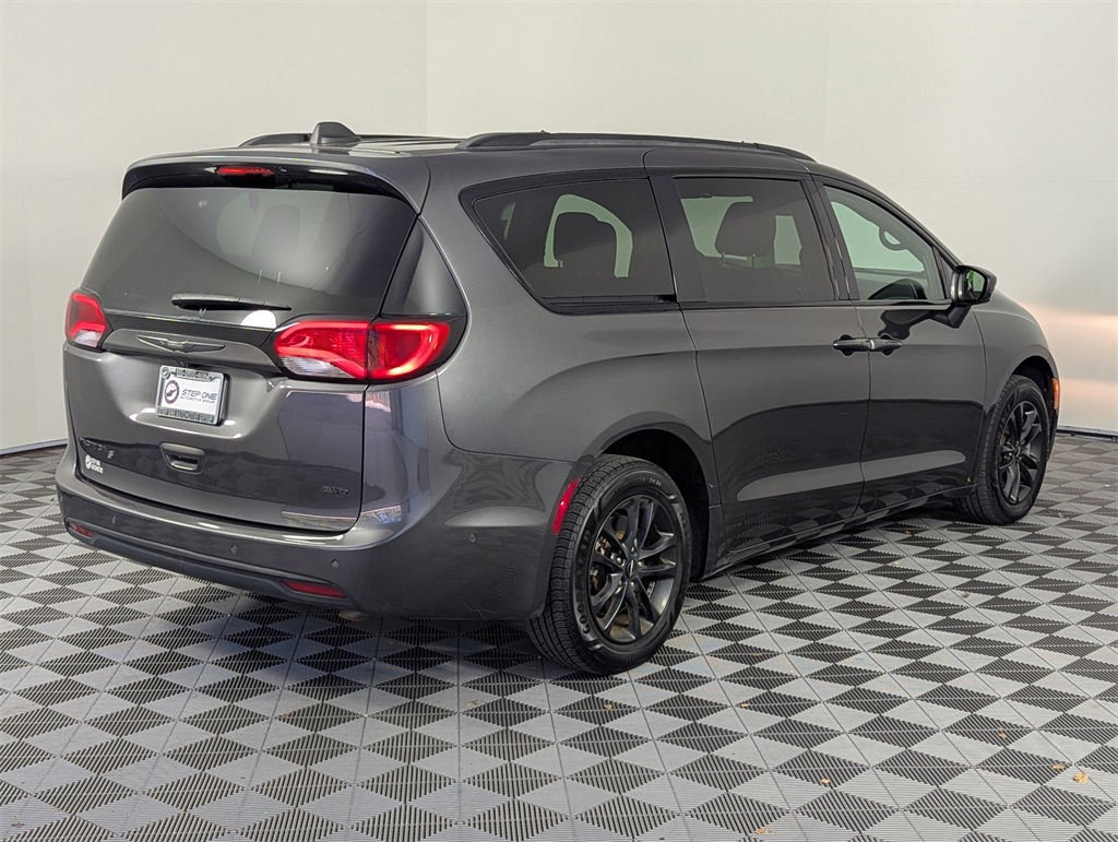 2020 Chrysler Pacifica Touring L photo 4