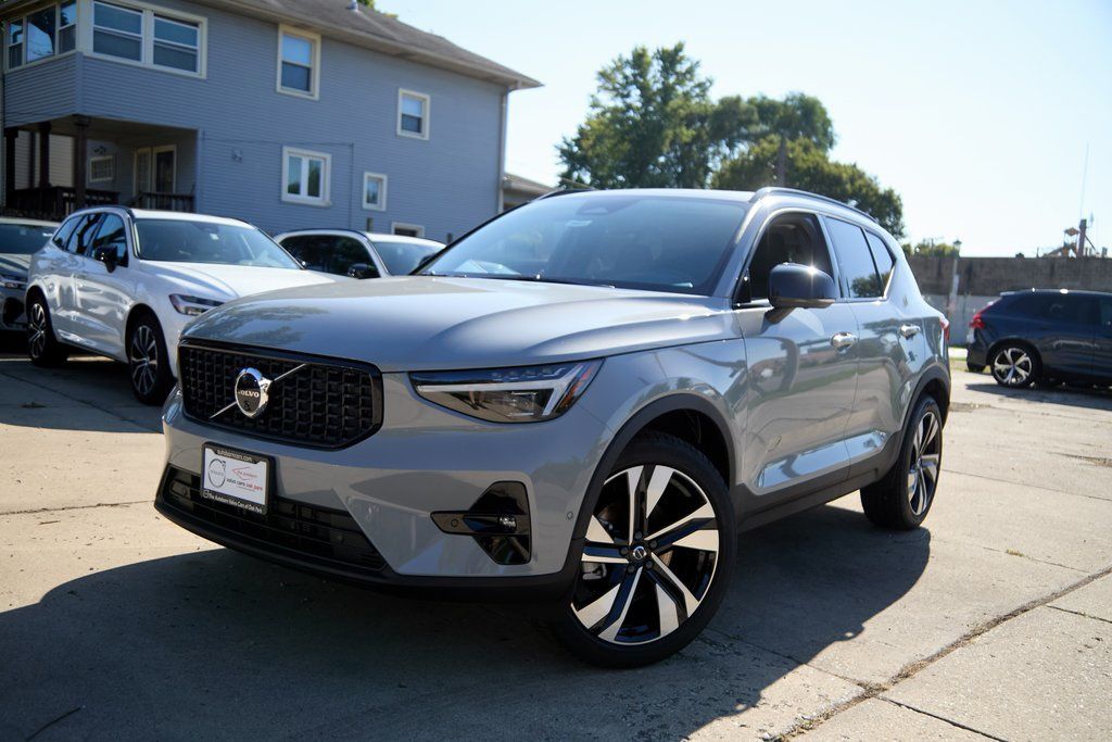 2026 VOLVO XC40 - Image 28