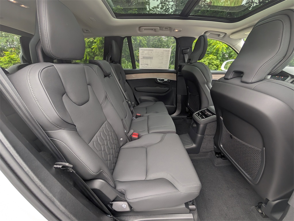 2025 Volvo XC90 T8 Plus photo 4