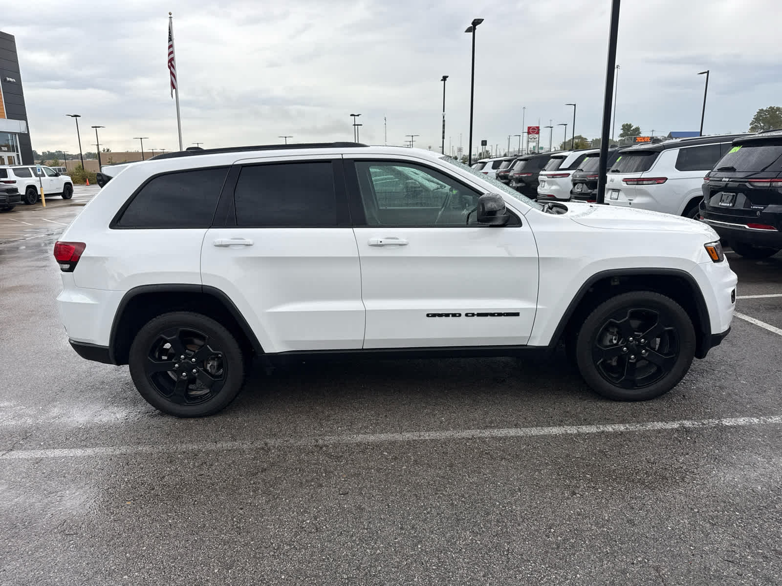 2020 Jeep Grand Cherokee Laredo photo 2