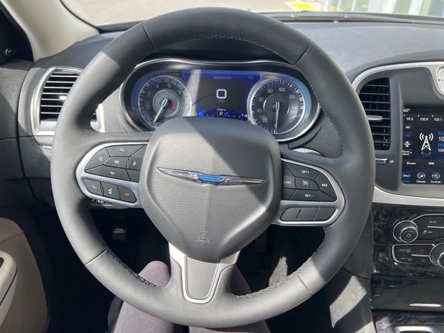 2023 Chrysler 300 Touring L photo 13