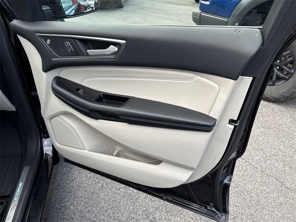2019 Ford Edge Titanium photo 30