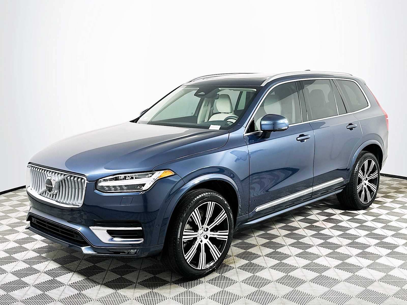 2025 Volvo XC90 AWD Plus photo 3