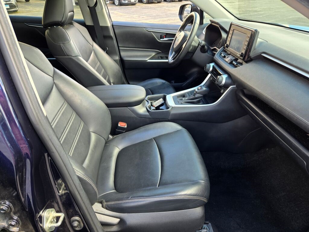 2020 Toyota RAV4 XLE Premium photo 4