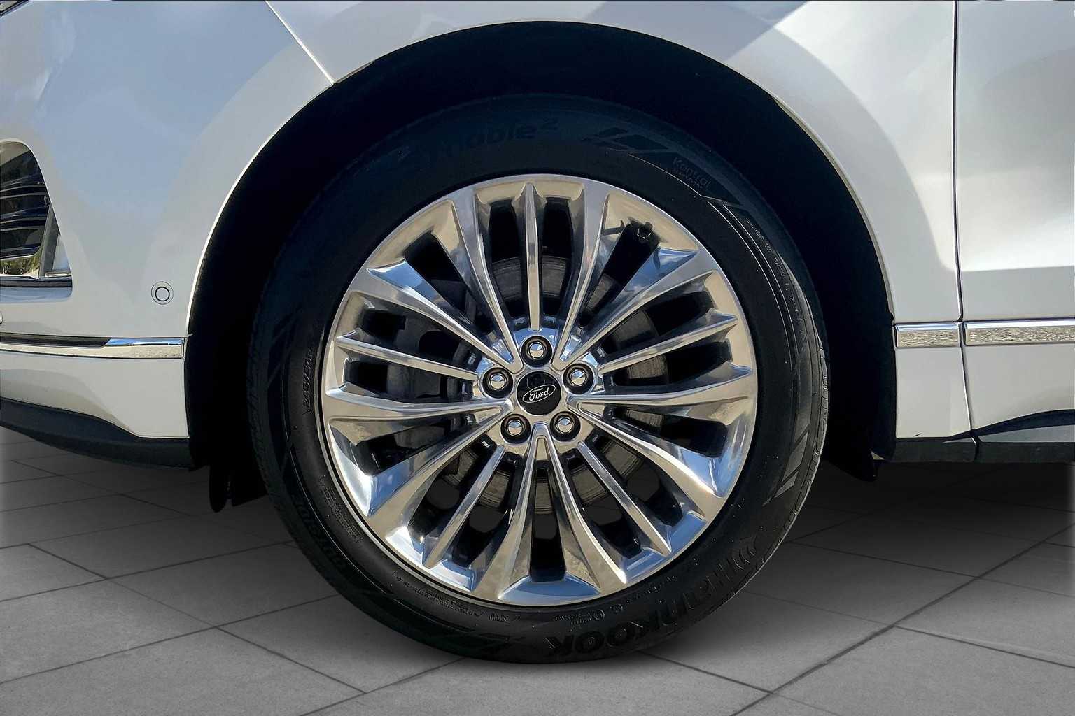 2022 Ford Edge Titanium photo 9