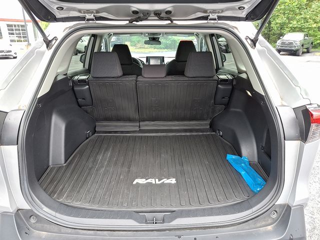 2022 Toyota RAV4 LE photo 26