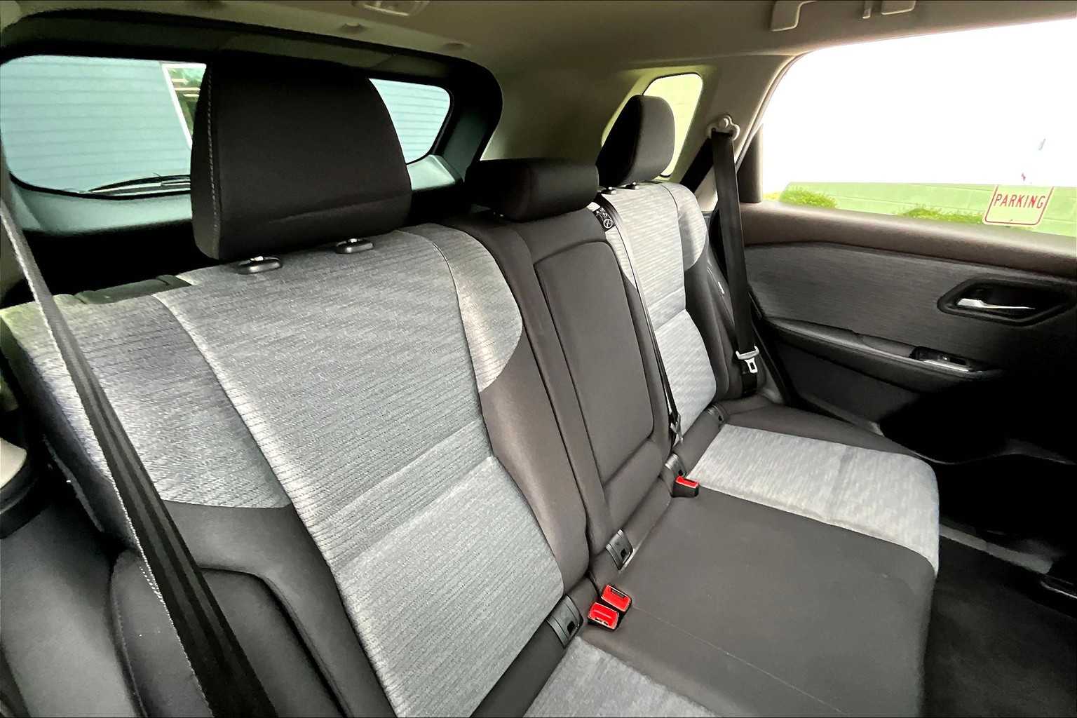2023 Nissan Rogue SV photo 18