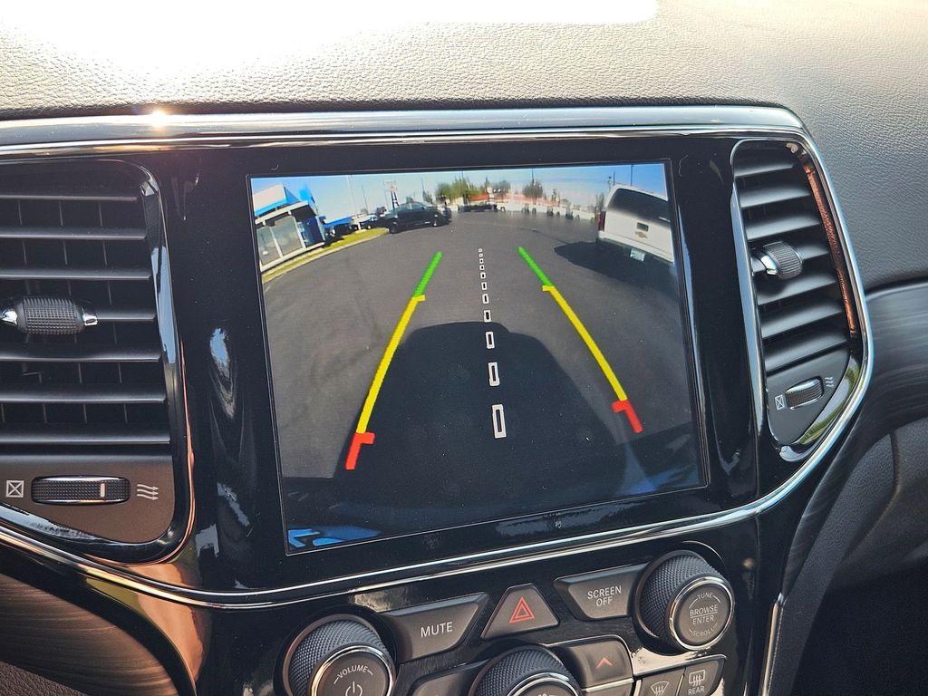 2019 Jeep Grand Cherokee Laredo Altitude photo 21