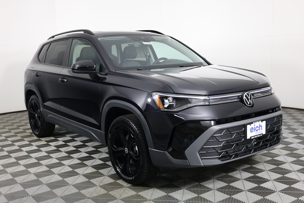 2025 Volkswagen Taos SE Black's photo