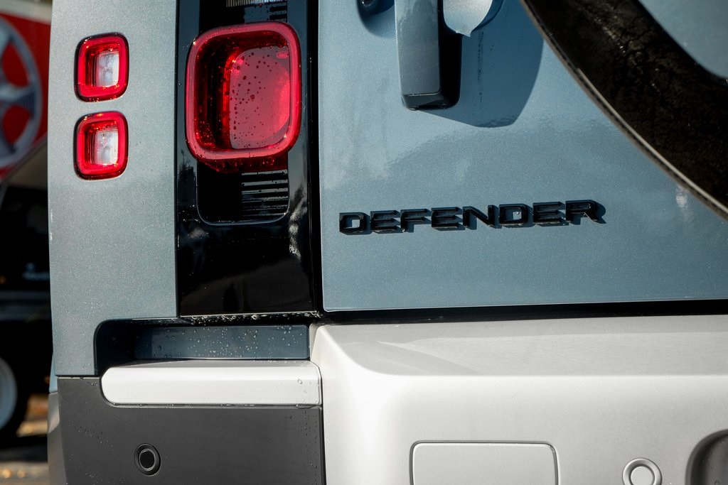 2025 Land Rover Defender 110 S photo 8