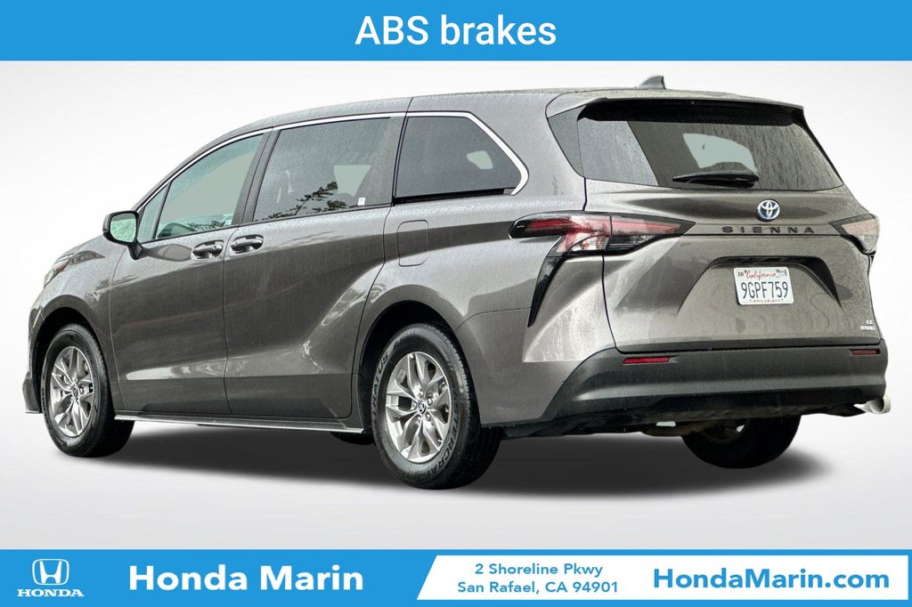 2023 Toyota Sienna LE Hybrid photo 4