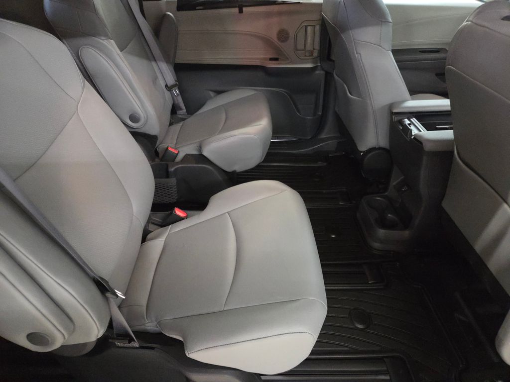 2024 Toyota Sienna XLE photo 19