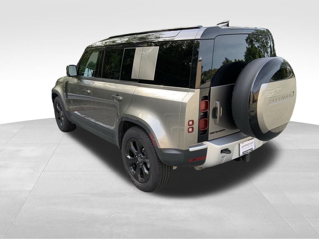 2025 Land Rover Defender 110 S photo 4