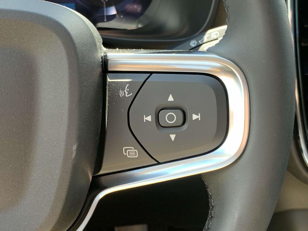 2025 Volvo XC40 AWD Plus photo 8