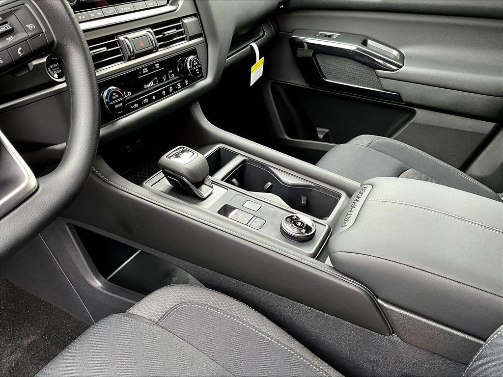 2025 Nissan Pathfinder S photo 4