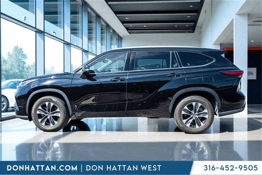 2022 Toyota Highlander XLE photo 2