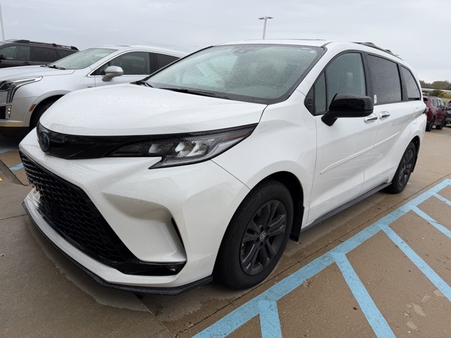 2025 Toyota Sienna XSE's photo