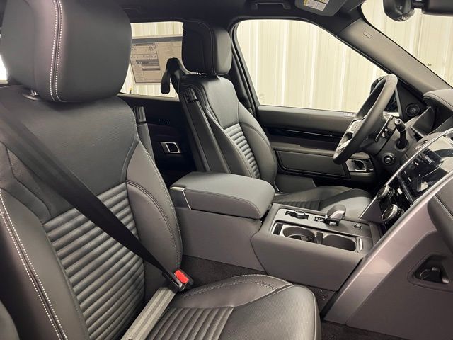2025 Land Rover Discovery S photo 18
