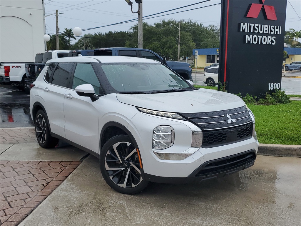 2022 Mitsubishi Outlander ES photo 25