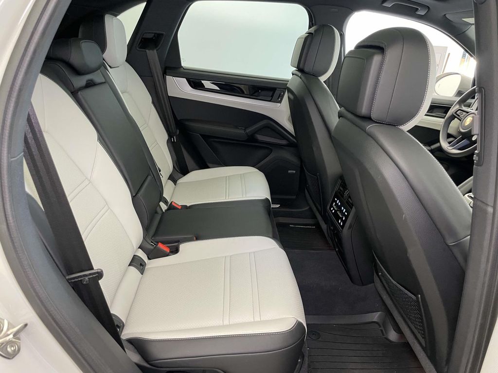 2024 Porsche Cayenne S photo 22