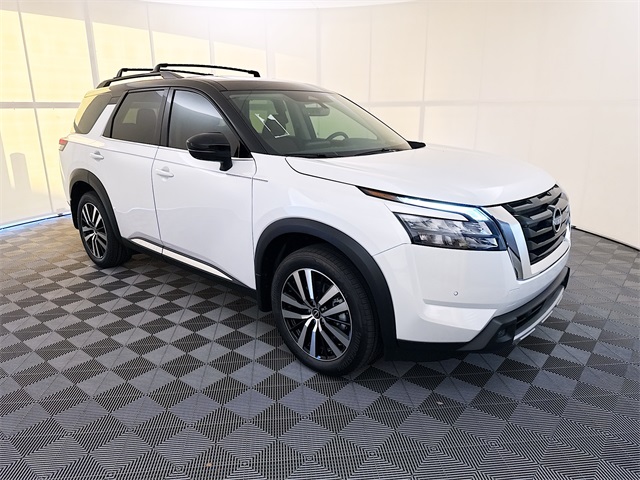 2025 Nissan Pathfinder Platinum's photo