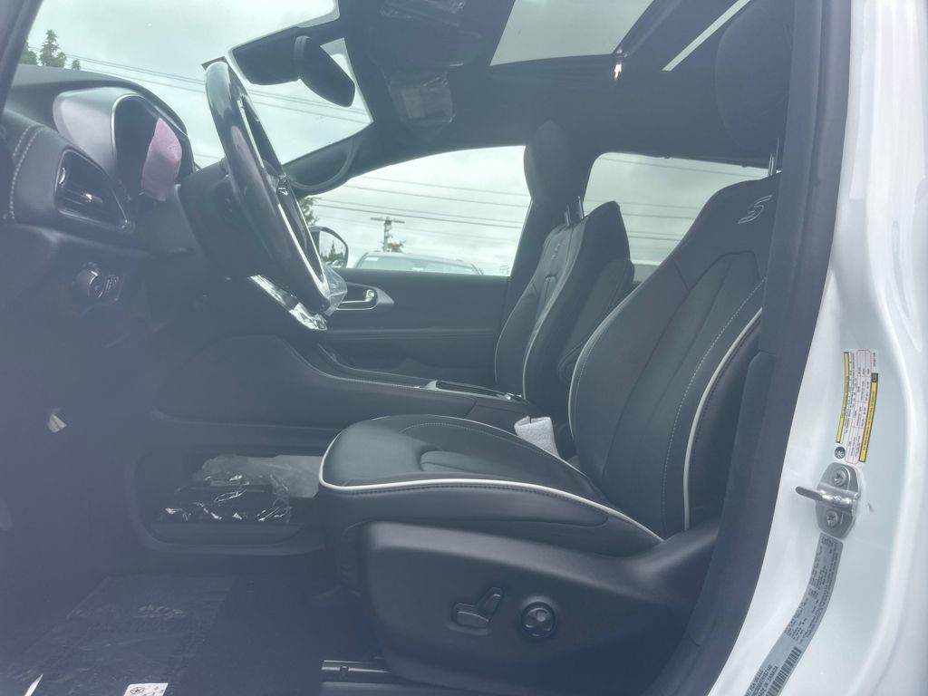 2026 Chrysler Pacifica Limited photo 4