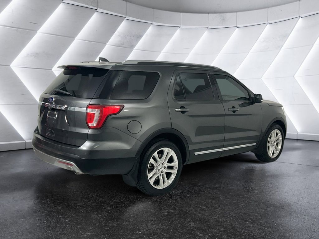 2017 Ford Explorer XLT photo 4