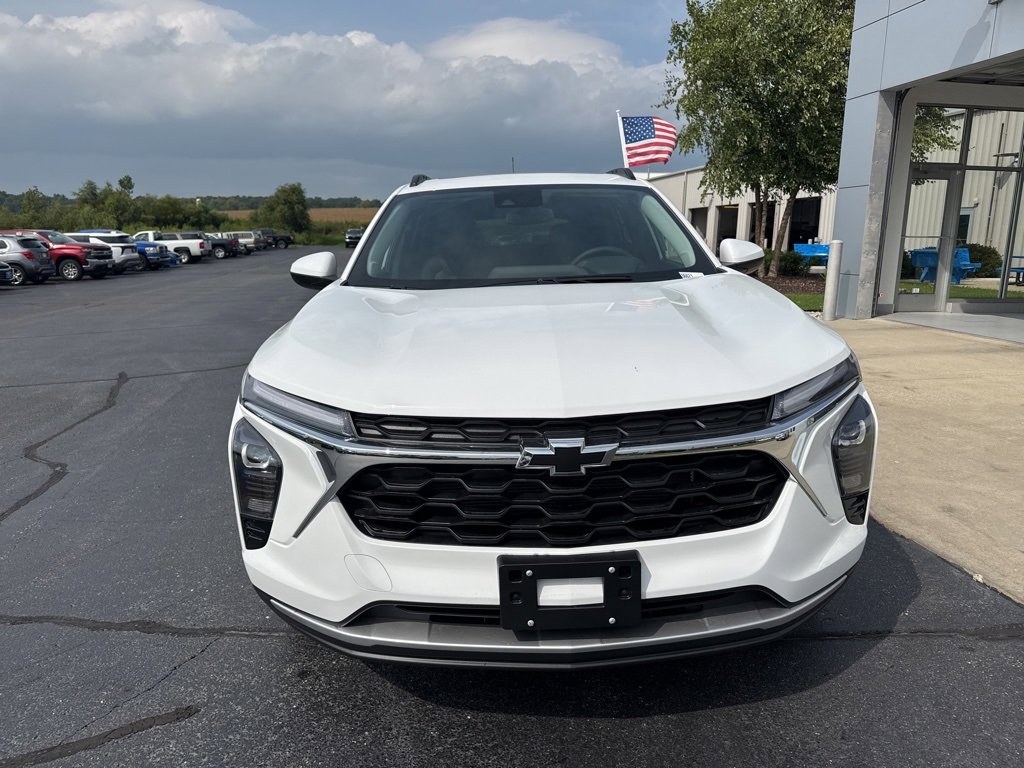 2025 Chevrolet Trax LT photo 2