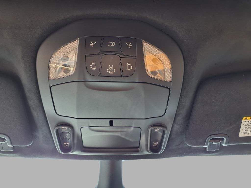 2026 Chrysler Pacifica Pinnacle photo 11