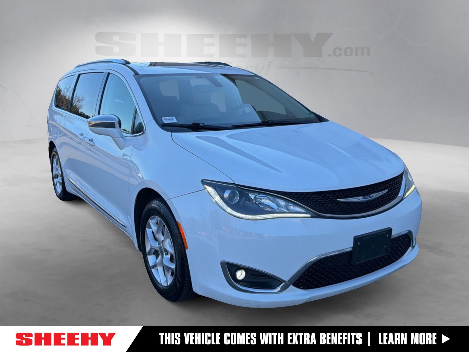 2020 Chrysler Pacifica Limited's photo