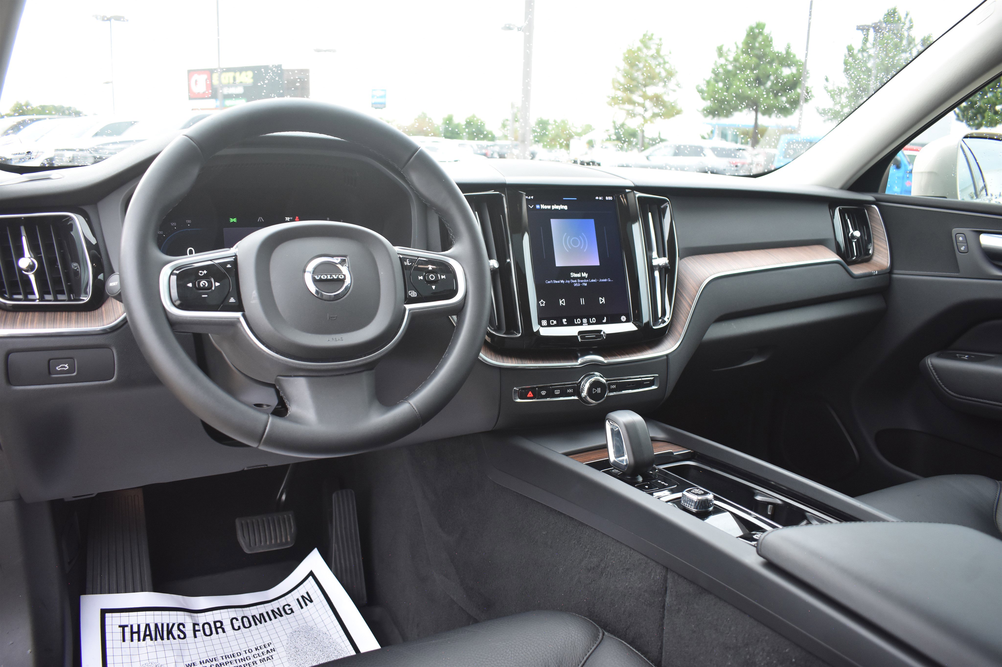 2023 Volvo XC60 B5 Plus photo 11