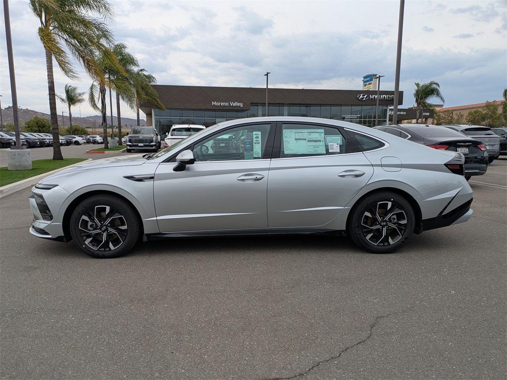 2025 Hyundai Sonata SEL photo 2