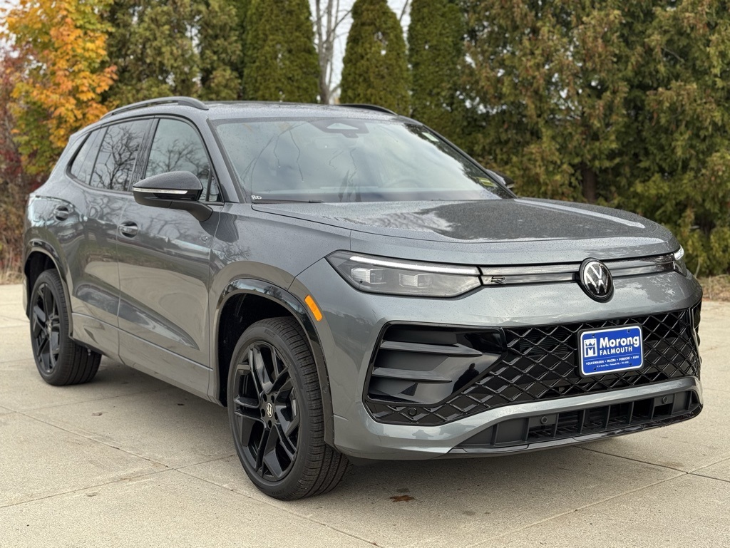 2026 Volkswagen Tiguan SE R-LINE BLACK's photo