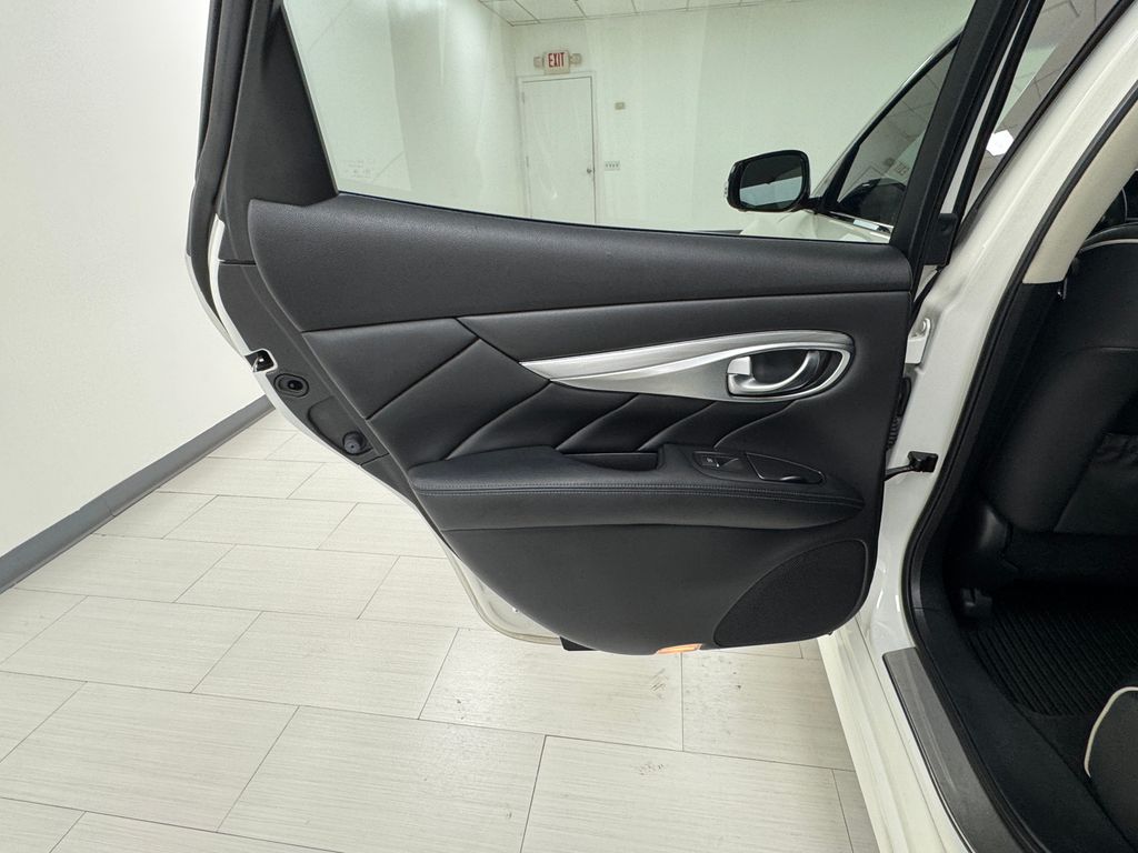 2019 Infiniti Q70 photo 12