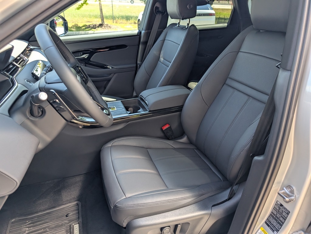 2026 Land Rover Range Rover Evoque Dynamic SE photo 4