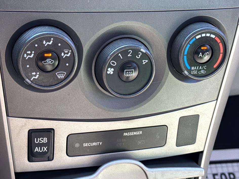 2013 Toyota Corolla LE photo 17