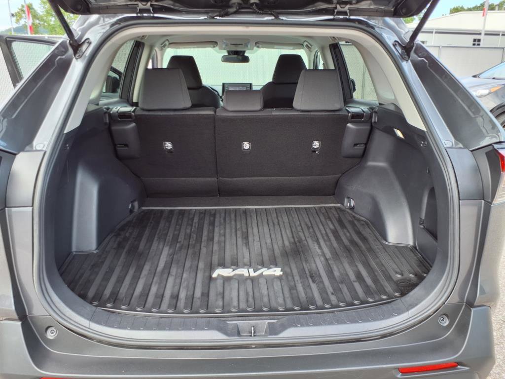 2022 Toyota RAV4 XLE photo 2