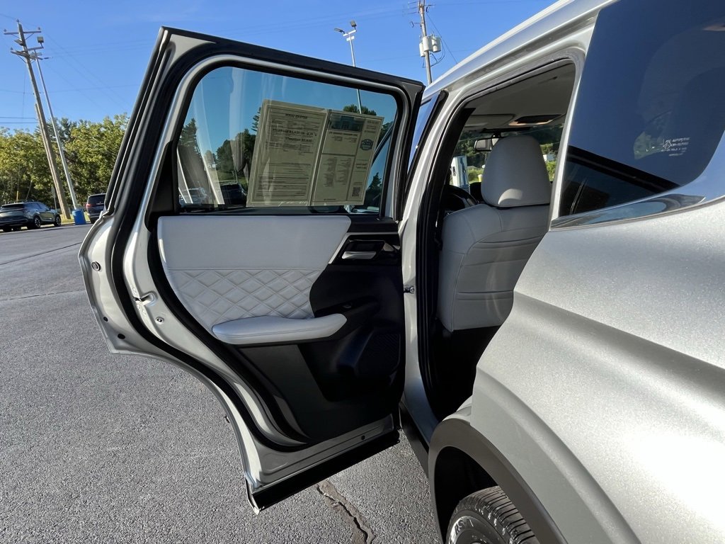 2022 Mitsubishi Outlander SEL GT photo 2