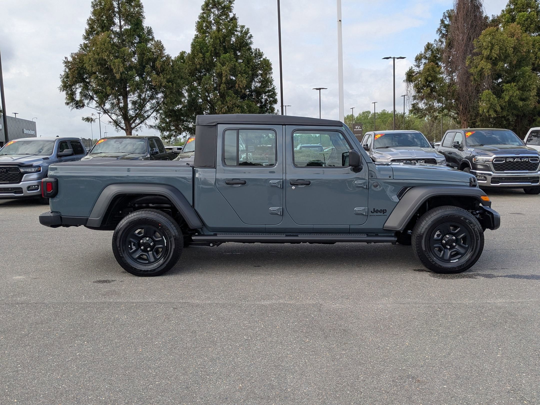 2025 Jeep Gladiator Sport photo 4